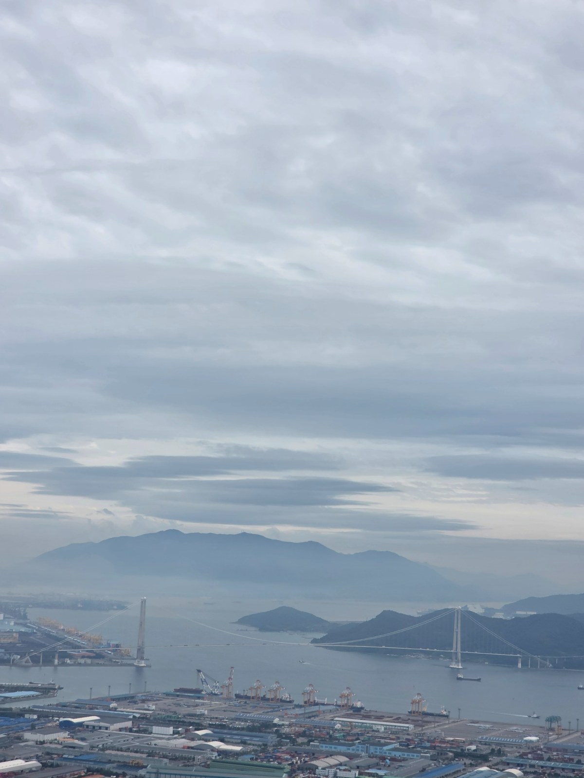 구봉산에서 내려다본 광양만과 항만 일대 풍경